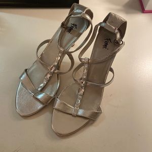 Fioni 8 1/2 silver heels